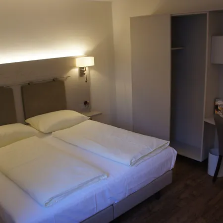Stadthotel Engel Otel 3*