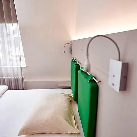 מלון Stadthotel Engel 3*